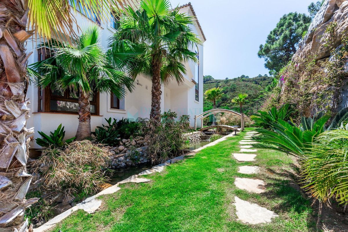 Villa for sale in Benahavis