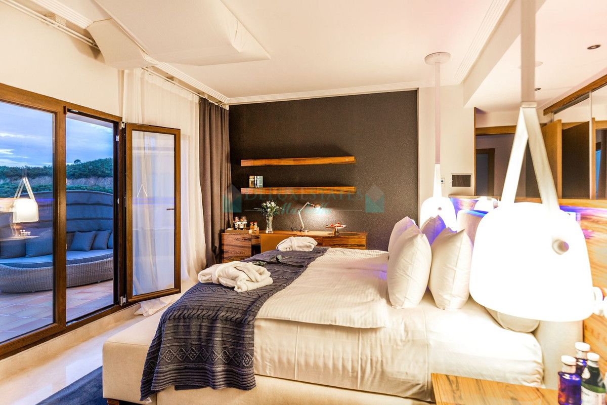 Villa for sale in Benahavis