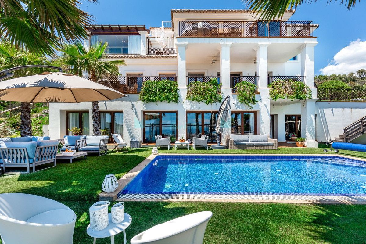 Villa for sale in Benahavis