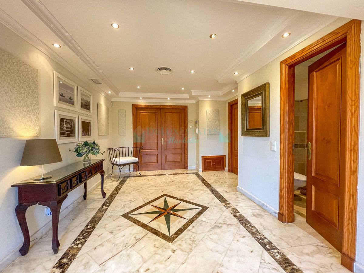 Villa for sale in El Rosario, Marbella East