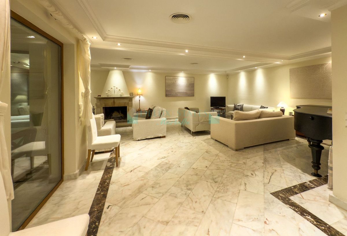 Villa for sale in El Rosario, Marbella East