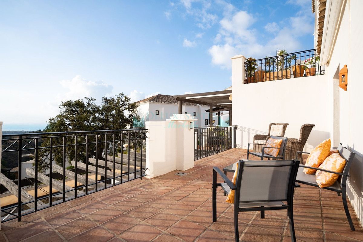 Ático en venta en Los Altos de los Monteros, Marbella Este