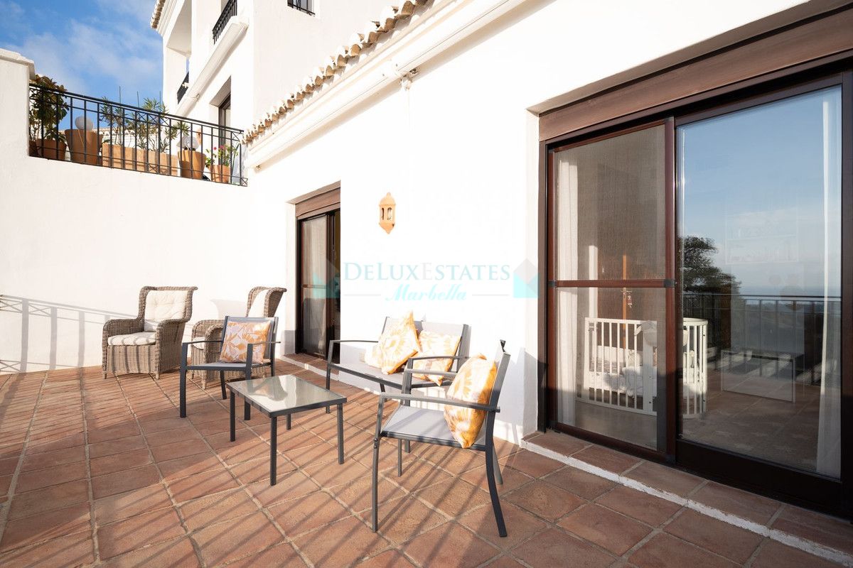 Ático en venta en Los Altos de los Monteros, Marbella Este