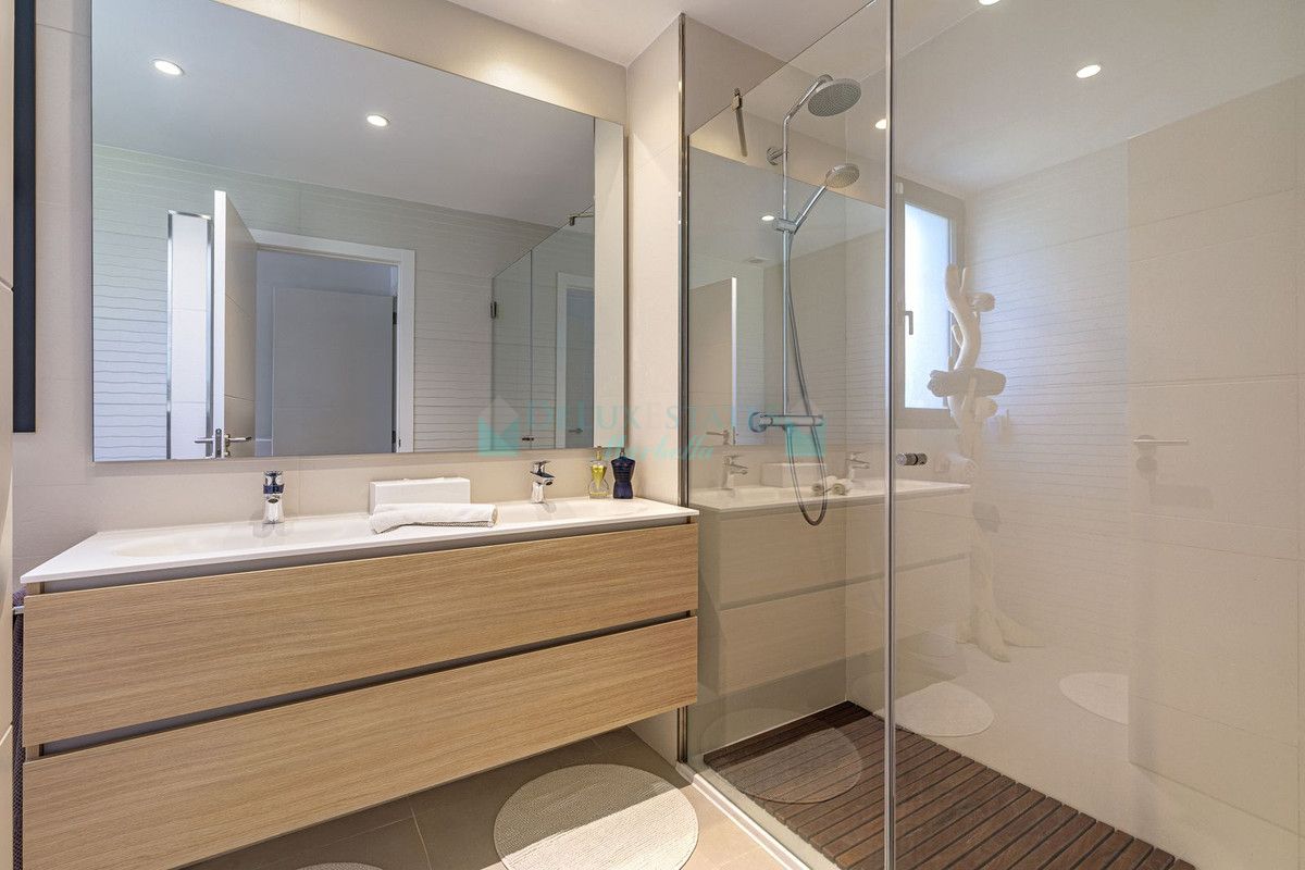 Ground Floor Apartment for sale in Atalaya, Estepona