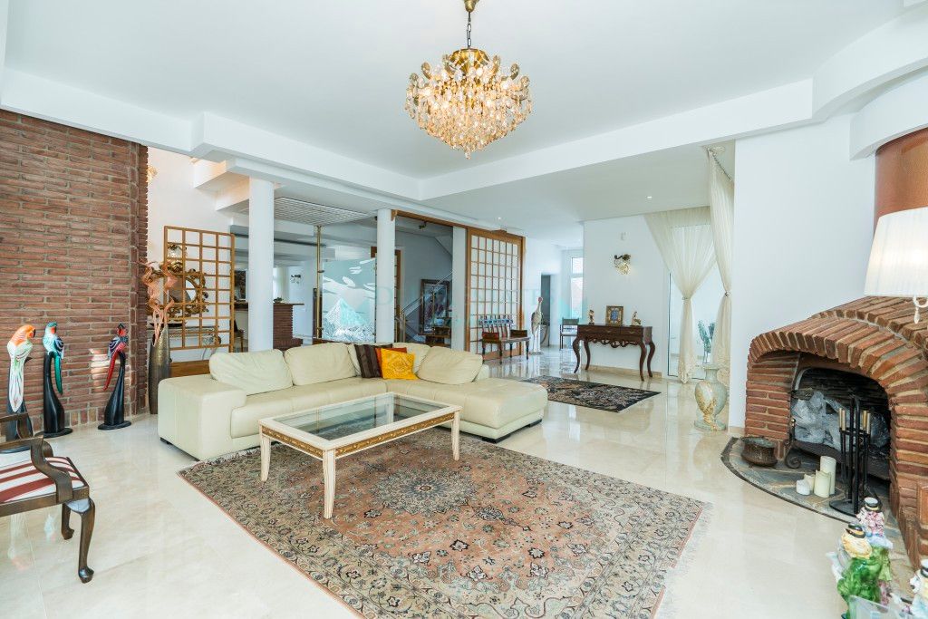 Villa for sale in La Mairena, Marbella East