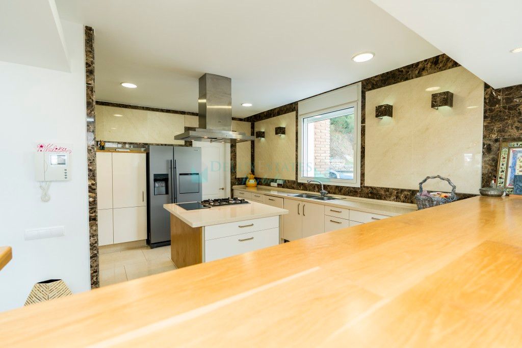 Villa for sale in La Mairena, Marbella East