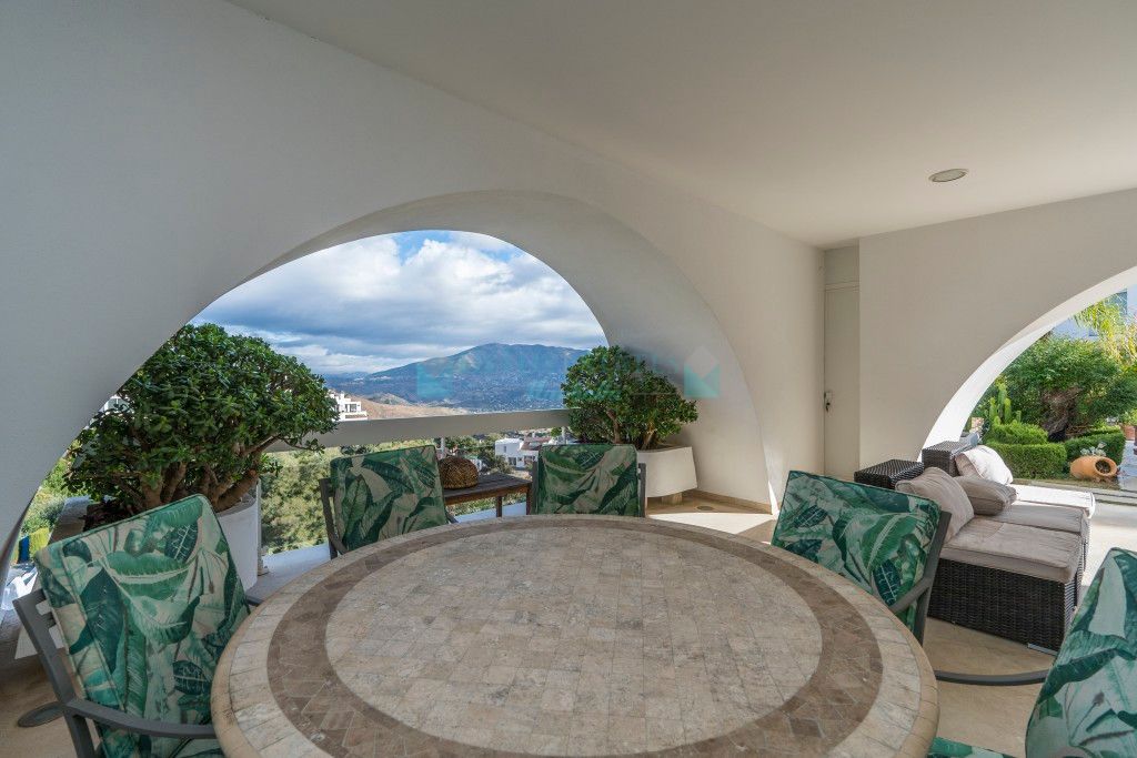 Villa for sale in La Mairena, Marbella East