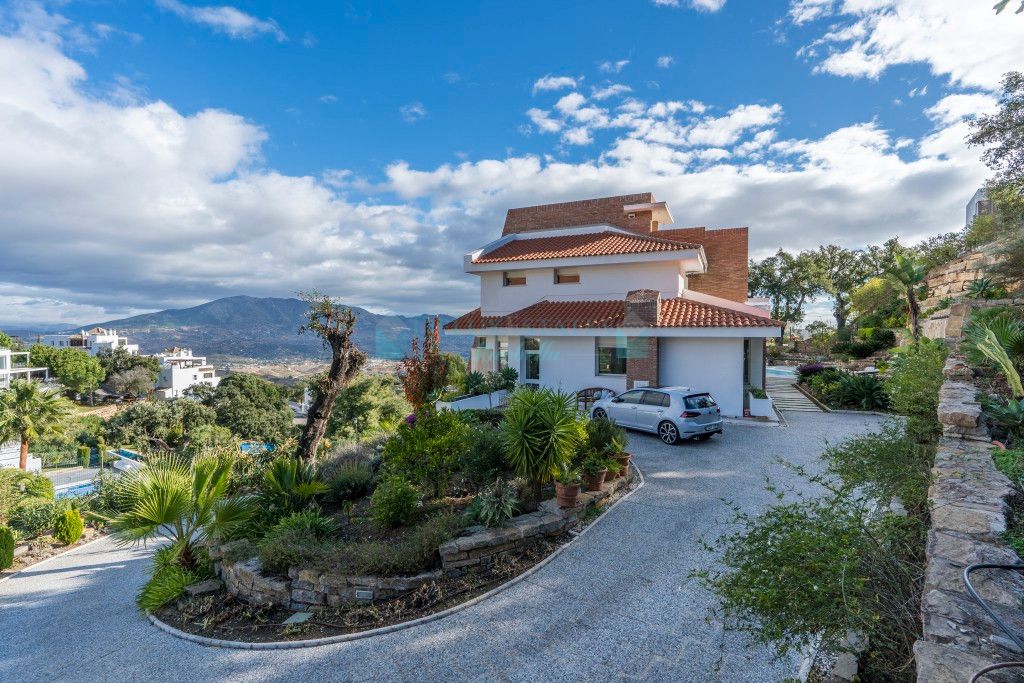 Villa for sale in La Mairena, Marbella East