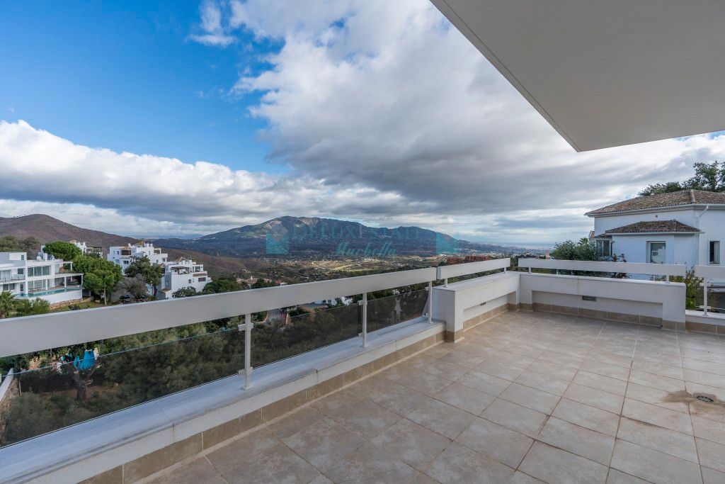 Villa for sale in La Mairena, Marbella East