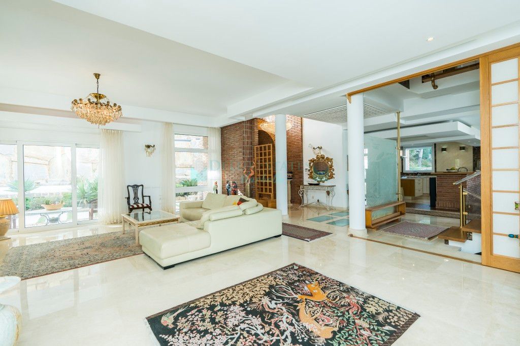 Villa for sale in La Mairena, Marbella East