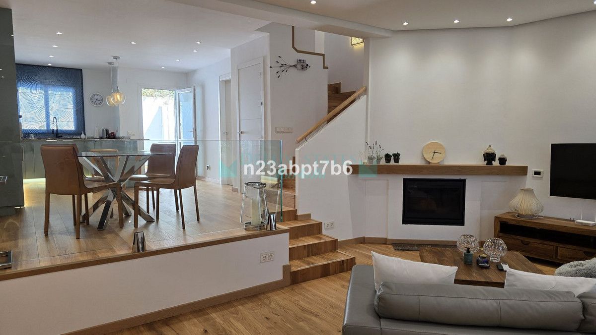 Town House for sale in Istan