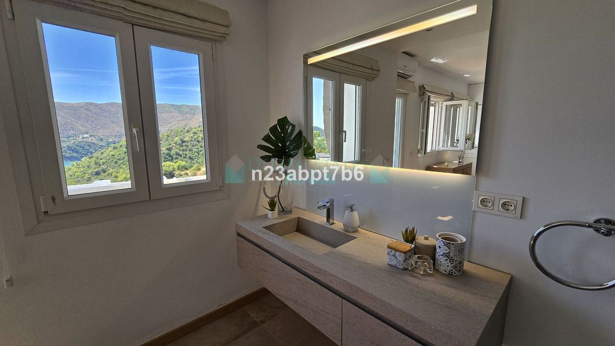 Town House for sale in Istan