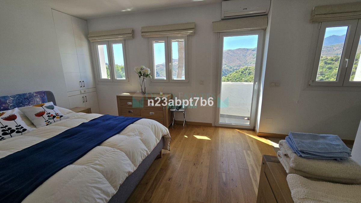 Town House for sale in Istan