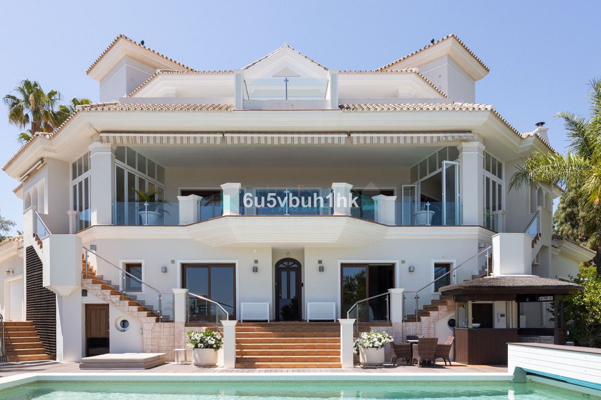 Villa for sale in Hacienda las Chapas, Marbella East