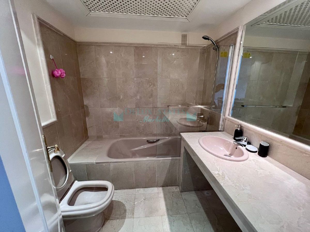 Apartment for rent in El Paraiso, Estepona