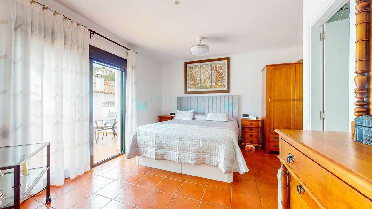 Semi Detached Villa for sale in Benahavis