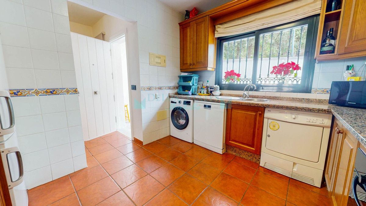 Semi Detached Villa for sale in Benahavis