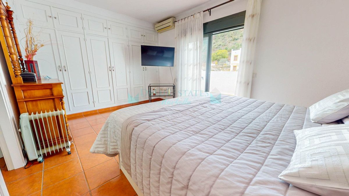 Semi Detached Villa for sale in Benahavis