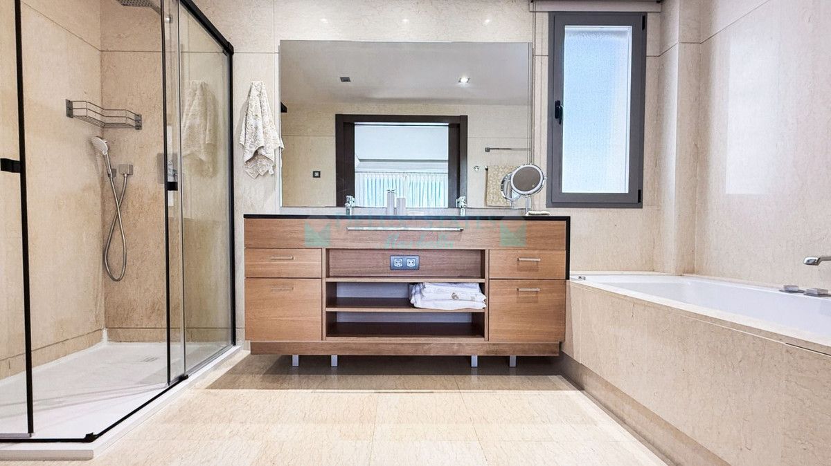 Apartment for sale in Atalaya, Estepona