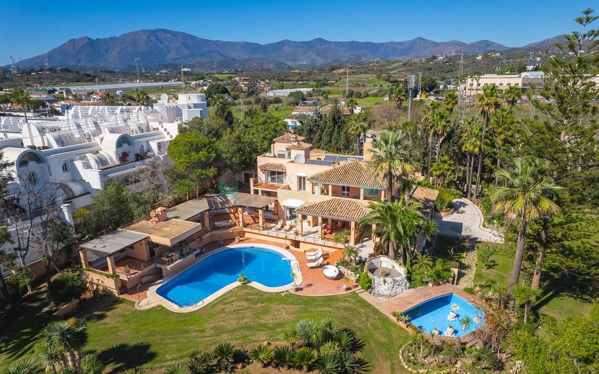 Villa for sale in New Golden Mile, Estepona