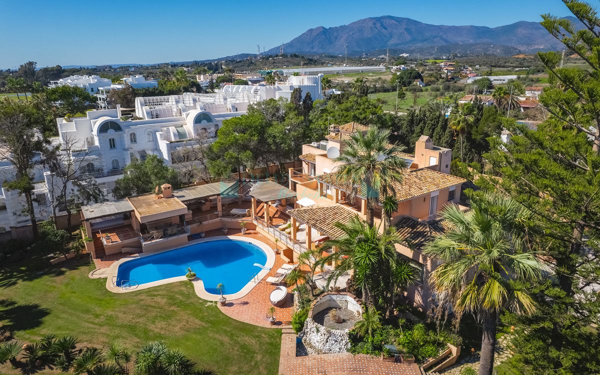 Villa for sale in New Golden Mile, Estepona