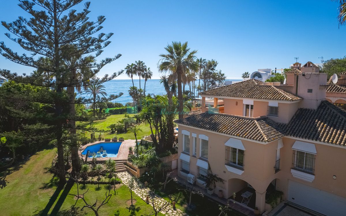 Villa for sale in New Golden Mile, Estepona