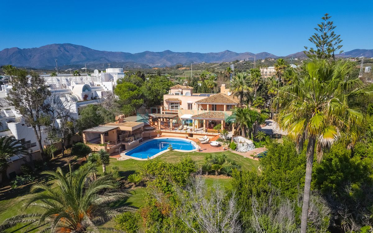 Villa for sale in New Golden Mile, Estepona