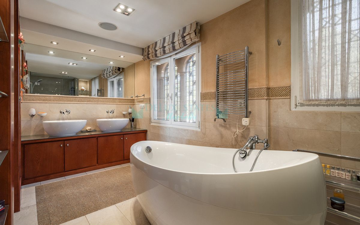 Villa for sale in New Golden Mile, Estepona