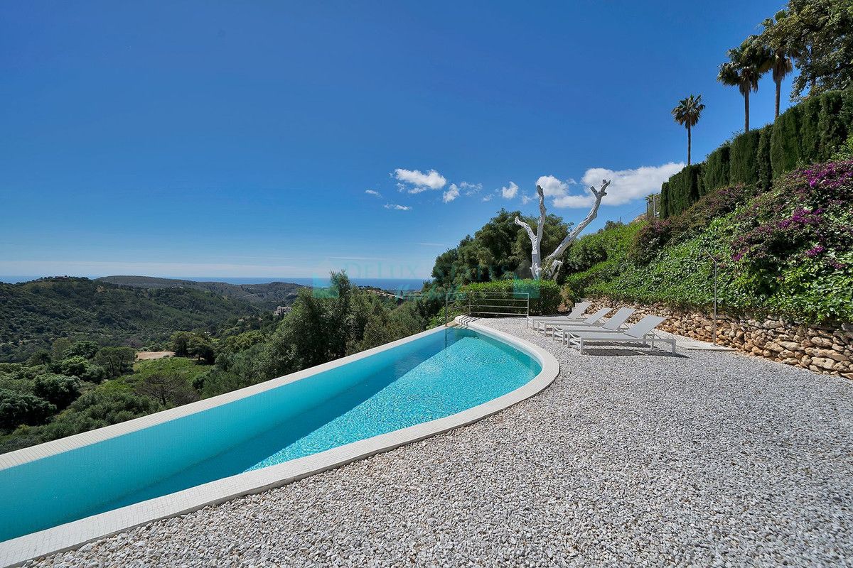 Villa for sale in Benahavis