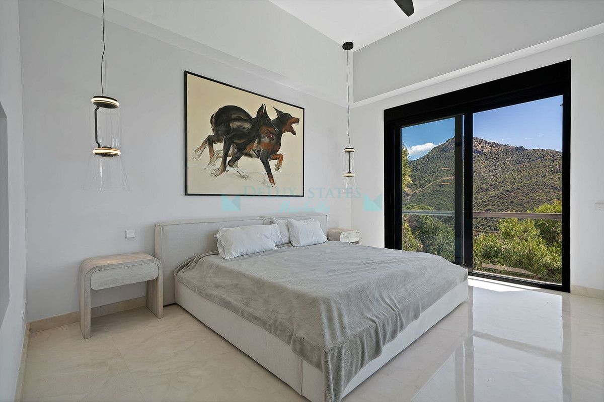 Villa for sale in Benahavis