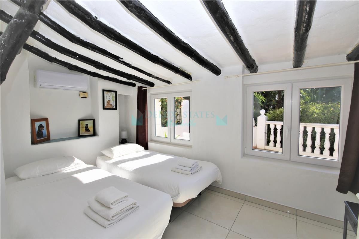Villa for rent in Estepona