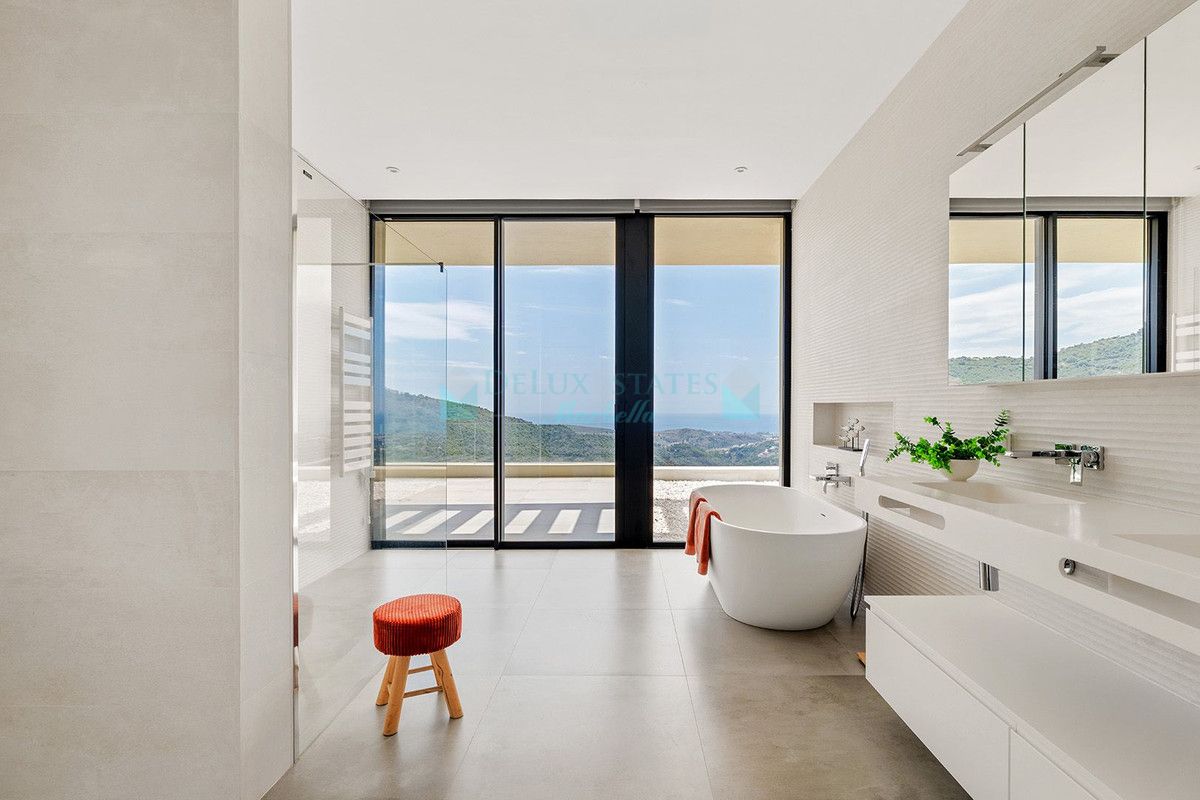 Villa for sale in Benahavis