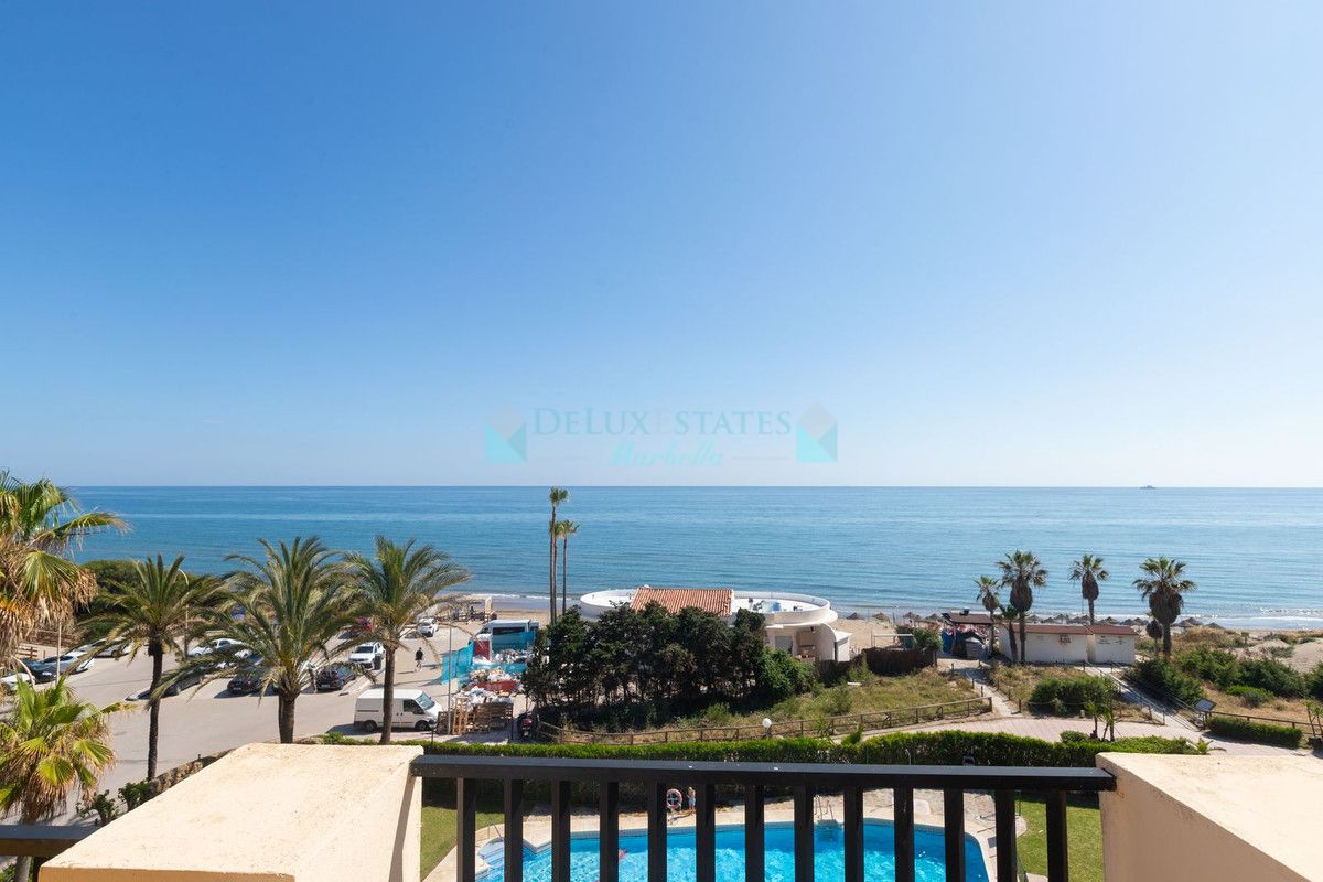 Penthouse for sale in Elviria, Marbella East