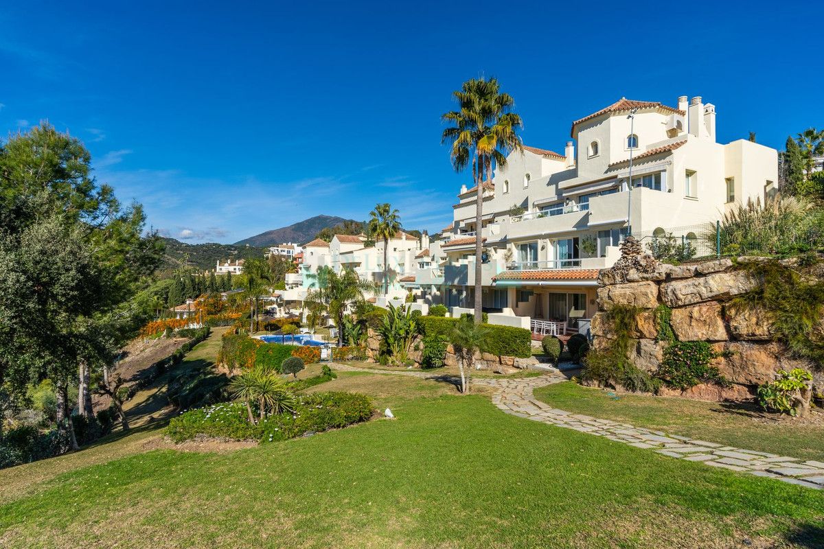 Apartamento en venta en Los Arqueros, Benahavis