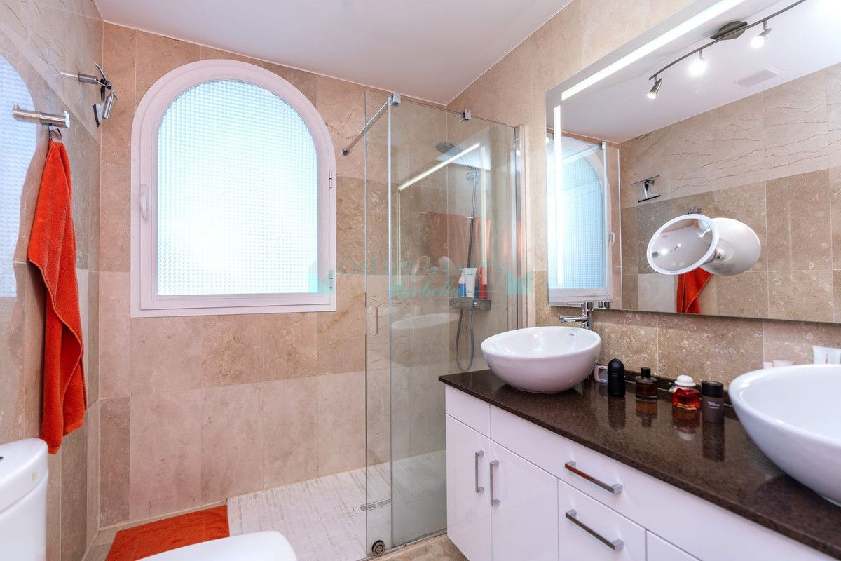 Apartamento en venta en Los Arqueros, Benahavis