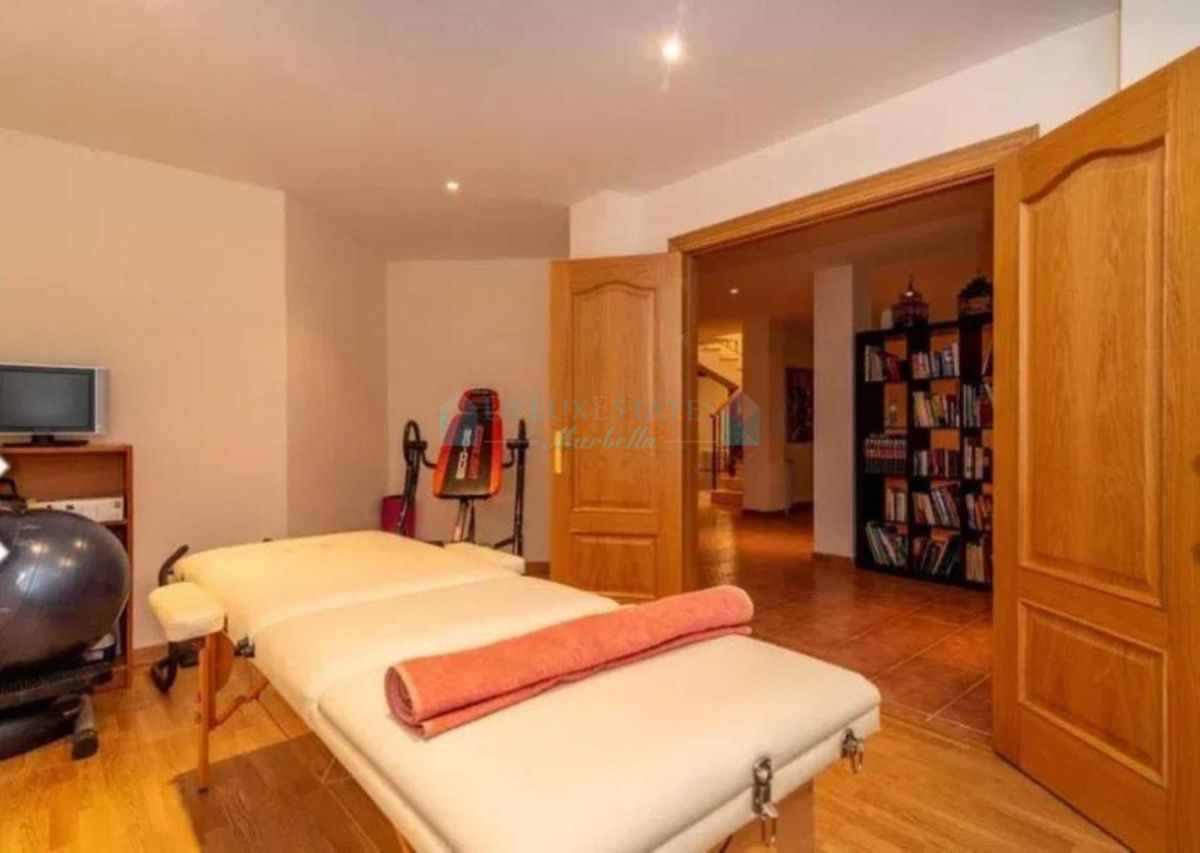 Villa for sale in Los Flamingos, Benahavis