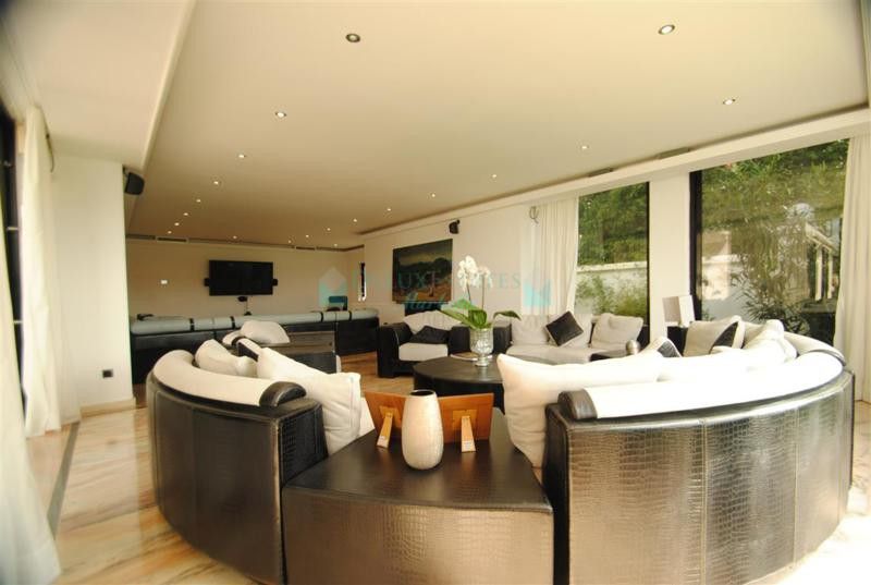 Villa for sale in Cabopino, Marbella East