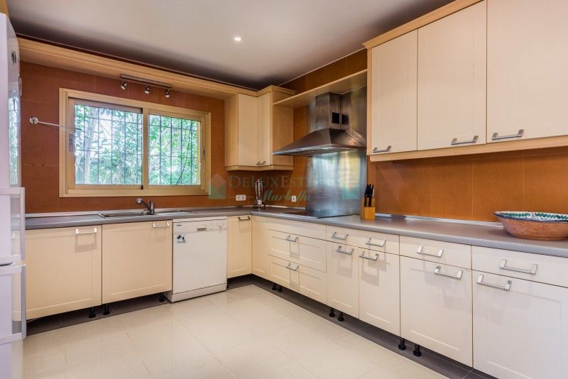 Villa for sale in El Rosario, Marbella East