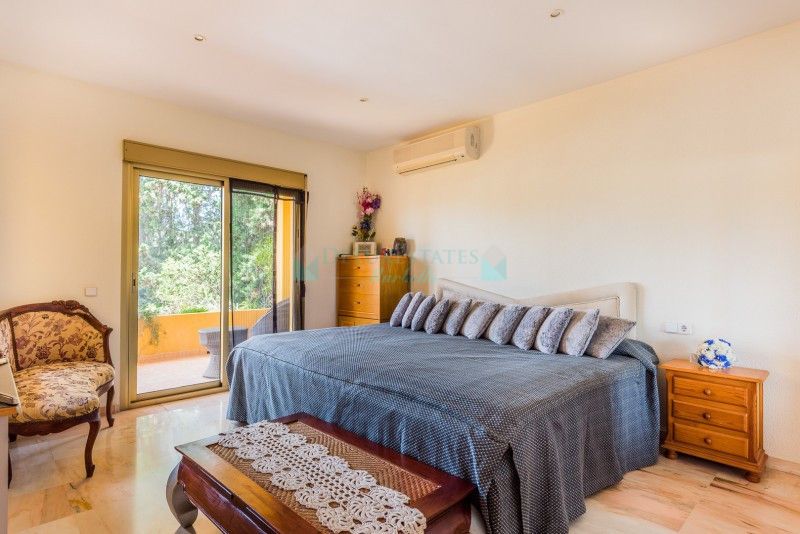 Villa for sale in El Rosario, Marbella East