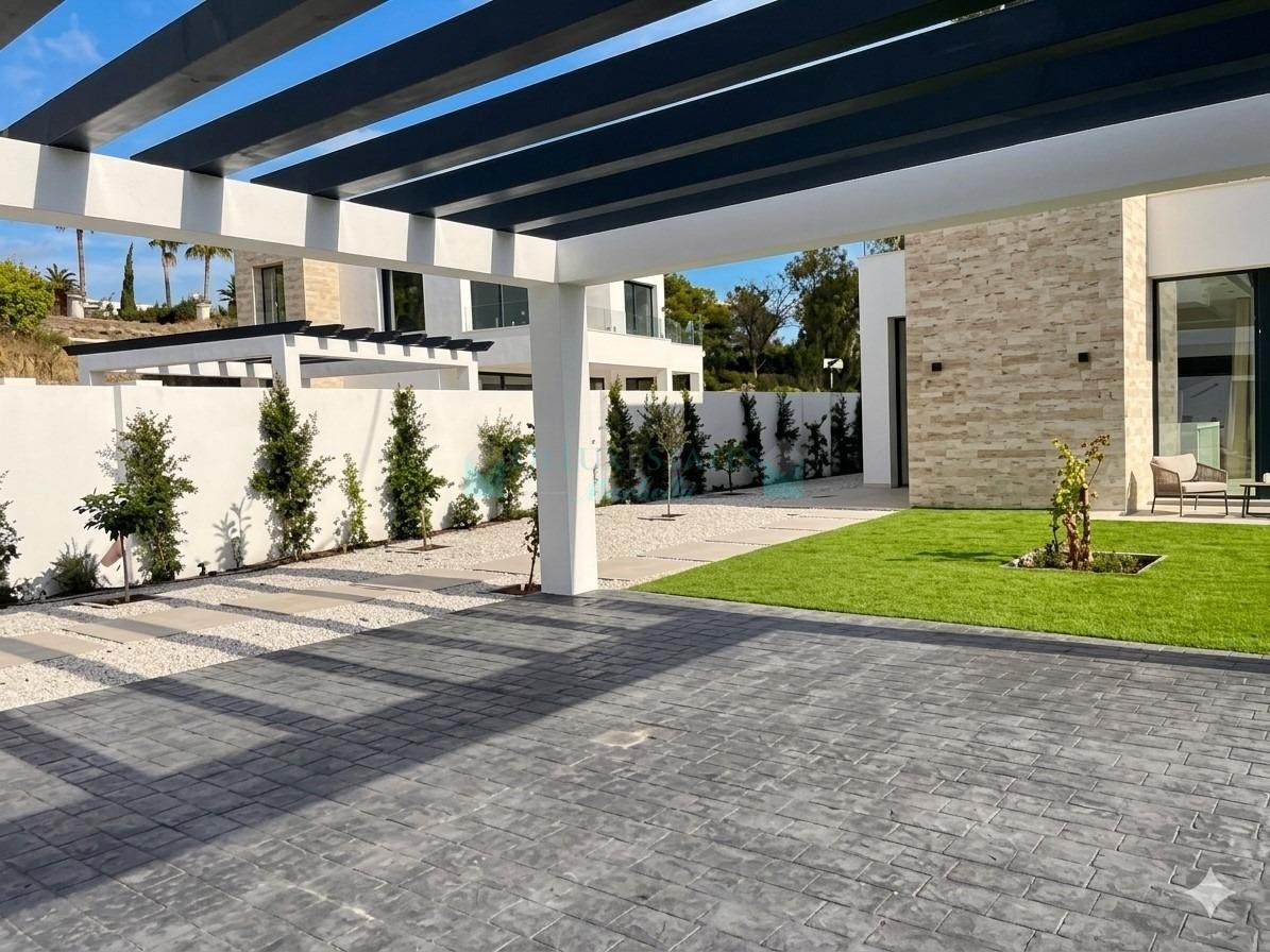 Villa for sale in Estepona