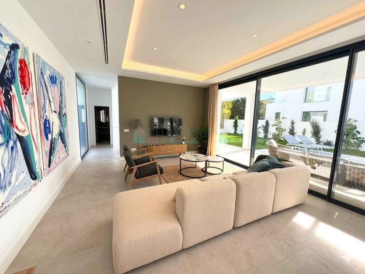 Villa for sale in Estepona