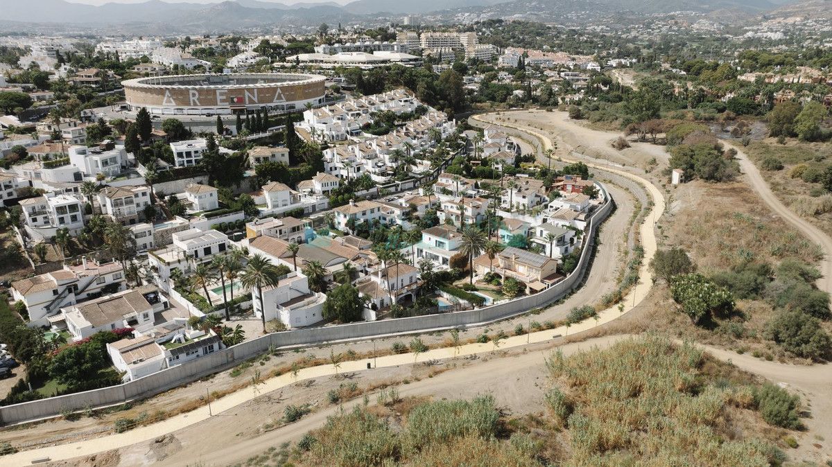 Villa for sale in Nueva Andalucia