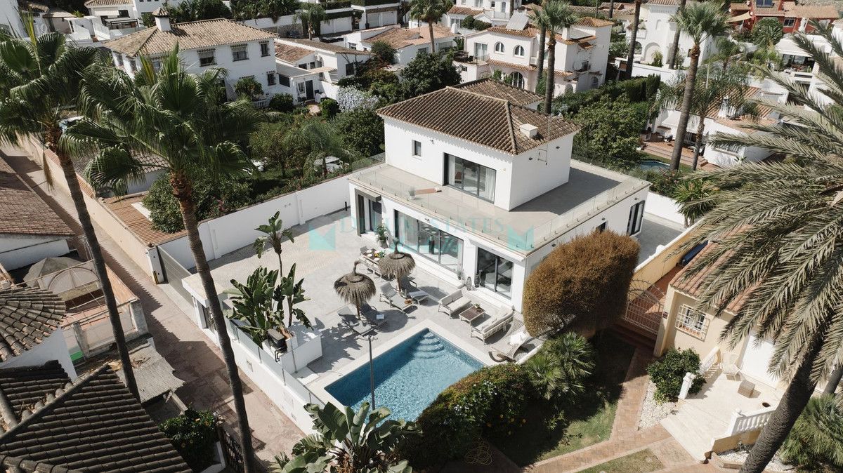 Villa for sale in Nueva Andalucia