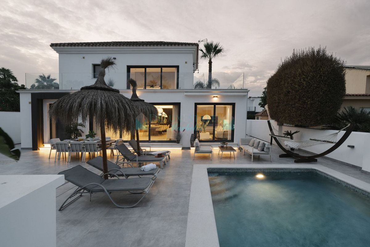 Villa for sale in Nueva Andalucia