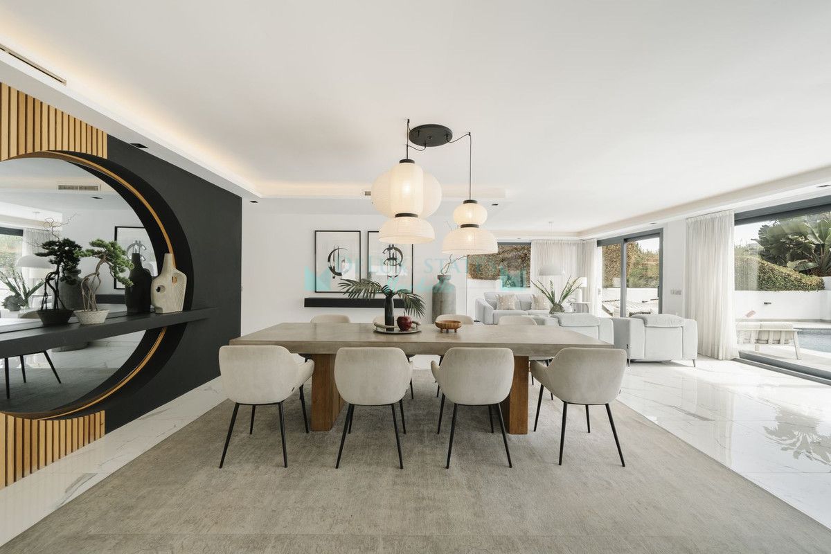 Villa for sale in Nueva Andalucia