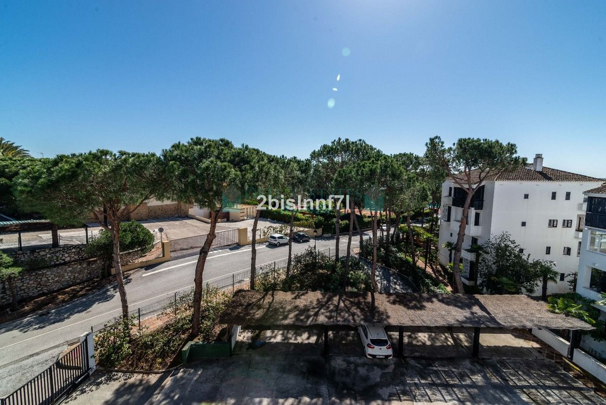 Penthouse for sale in Elviria, Marbella East