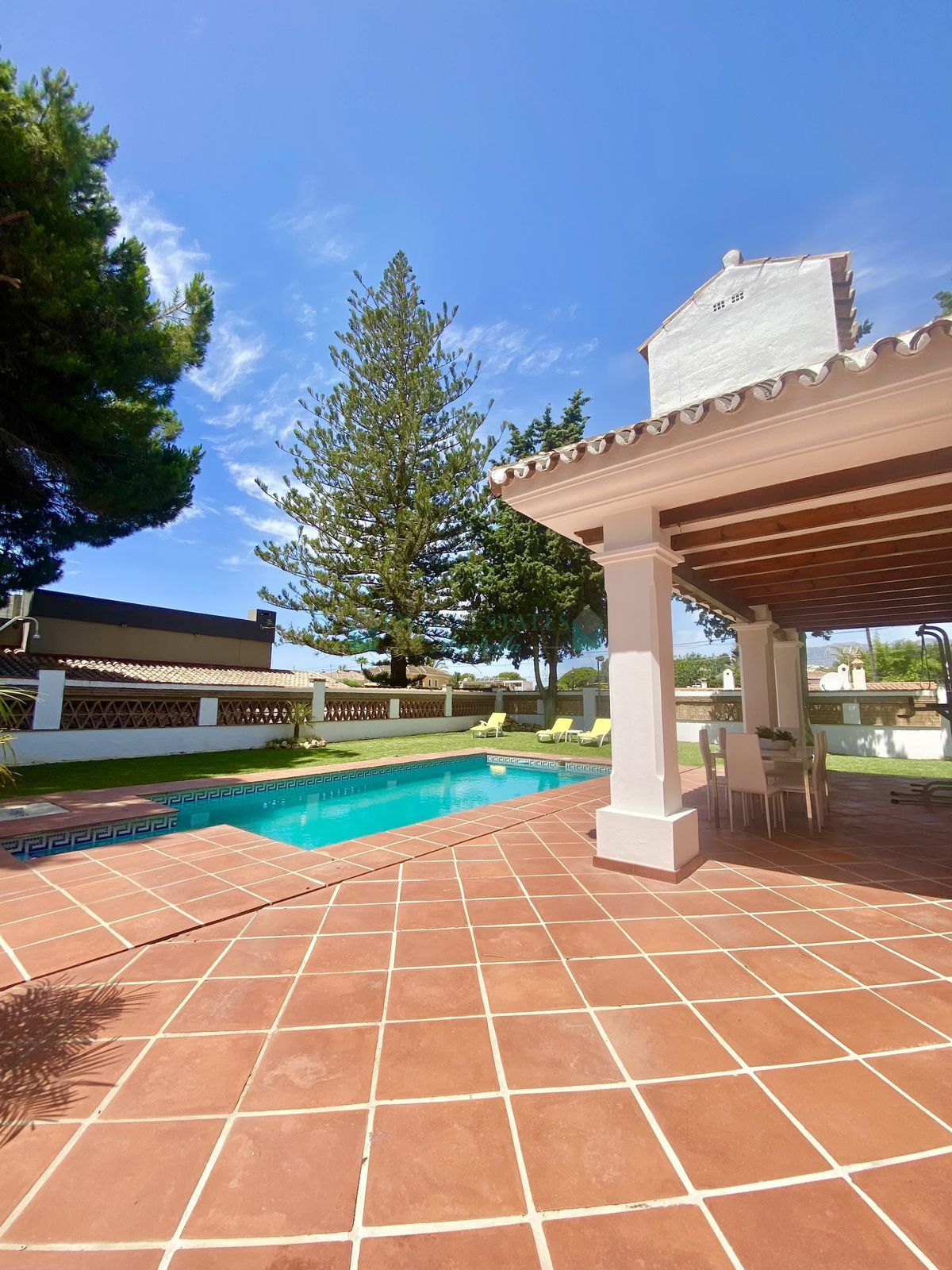 Villa en alquiler en Costabella, Marbella Este