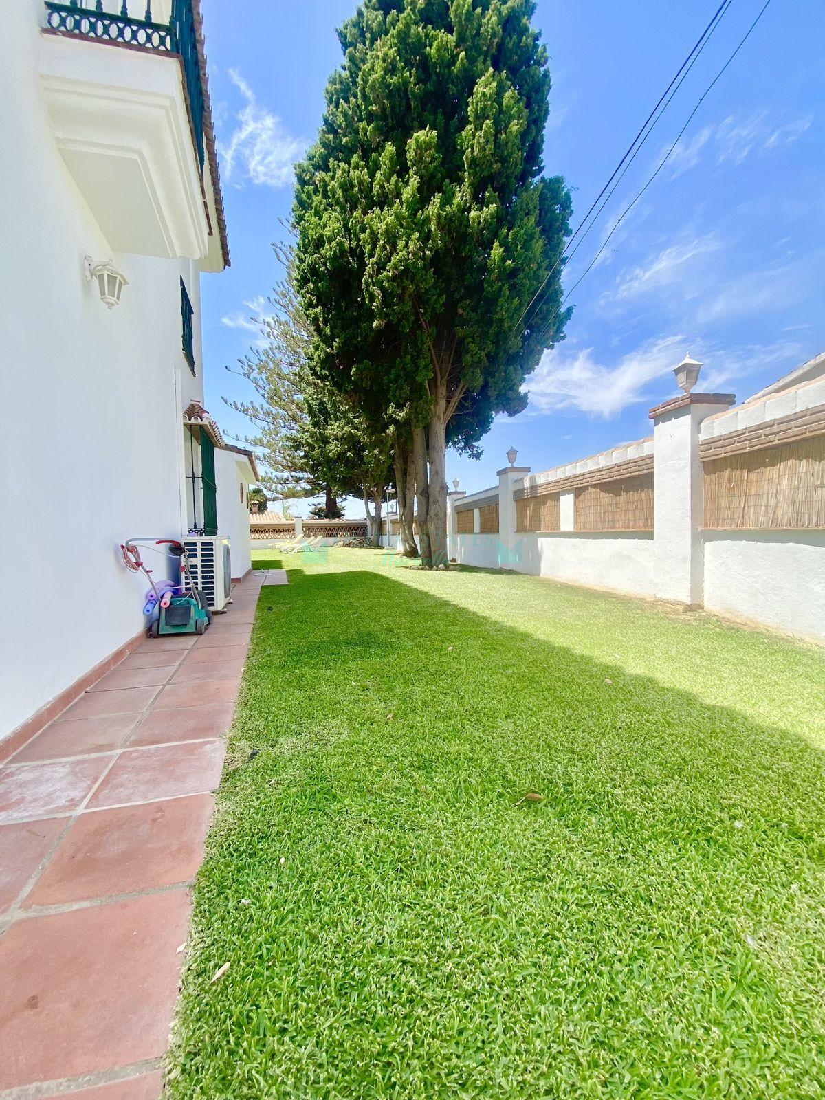 Villa en alquiler en Costabella, Marbella Este