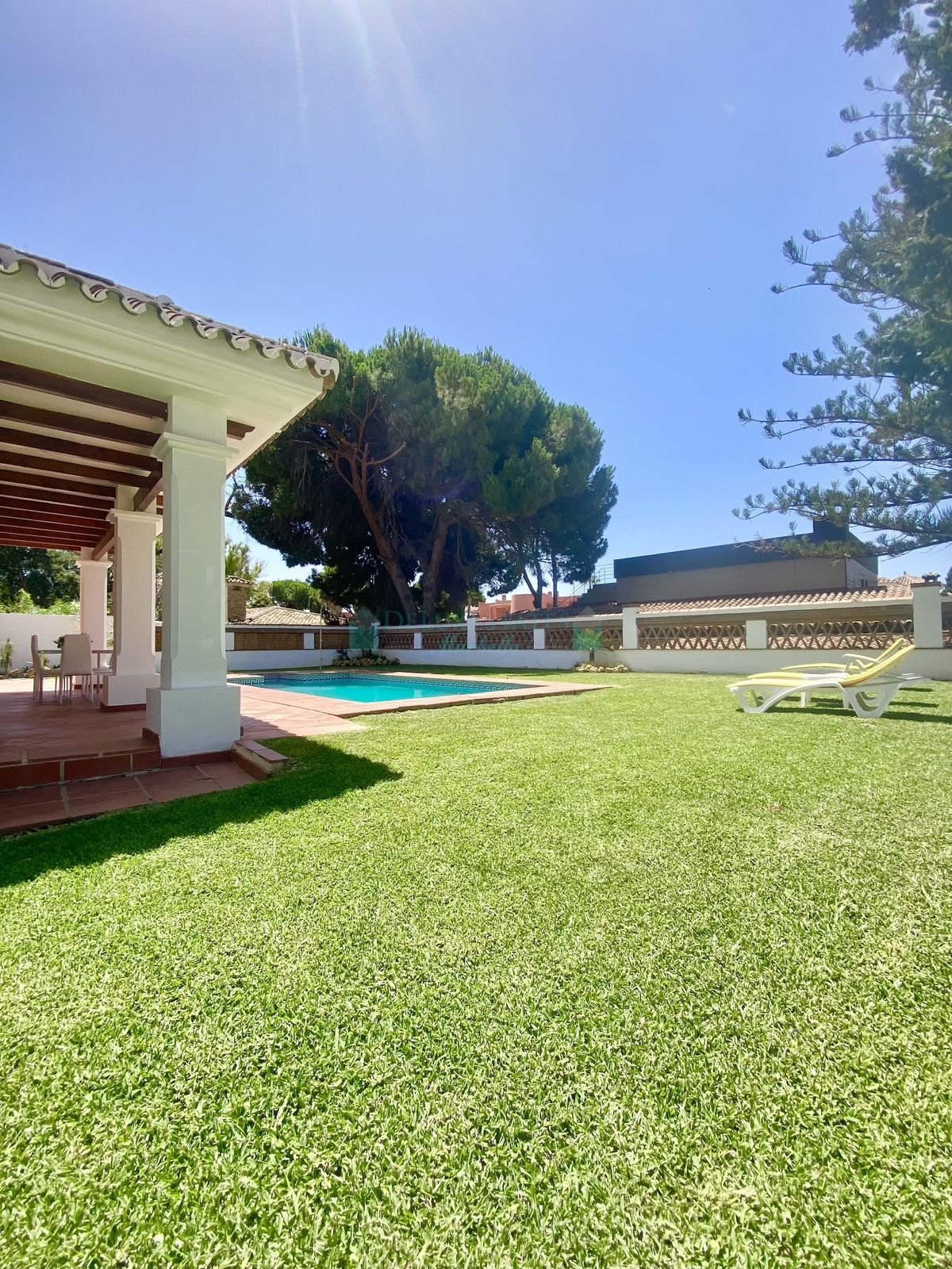Villa en alquiler en Costabella, Marbella Este