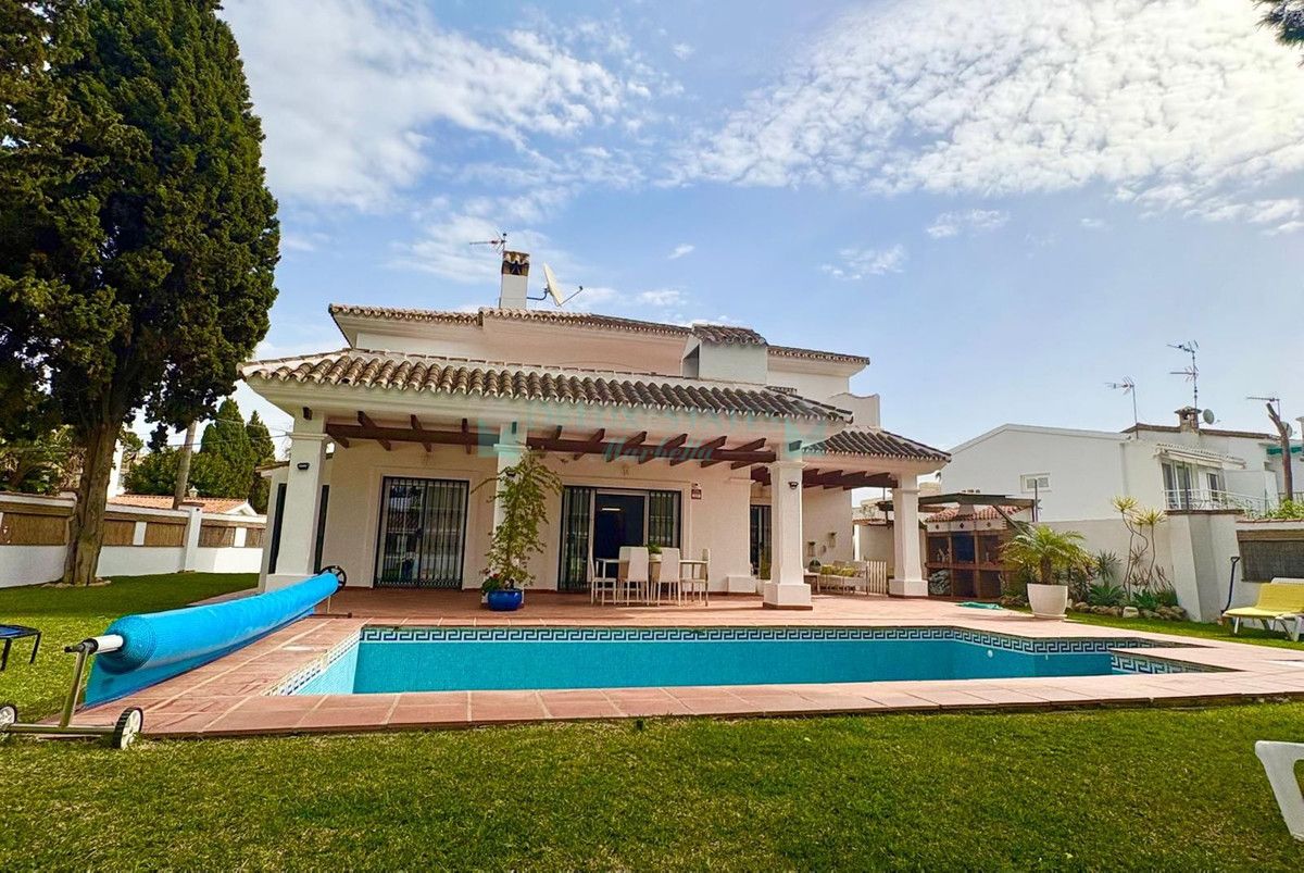 Villa en alquiler en Costabella, Marbella Este